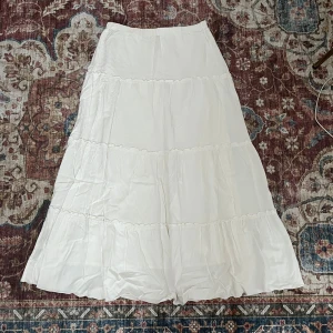 Vit långkjol från Brandy Melville - Sparsamt använd! 