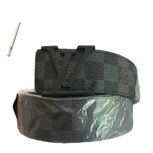 Bälte - Ett snyggt o stil rent bälte , ett mörkt bälte med mörka rutor som detaljer , bältet är 115 cm långt o du får med en nål där du kan göra nya hål så den passar just dig, om du vill se fler bilder är det bara och fråga 😉😉