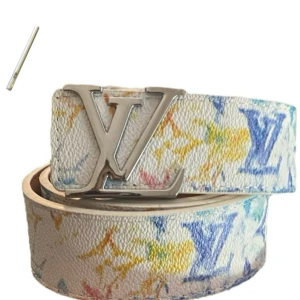 Bälte - Snyggt o stil rent bälte , ett snyggt vit bälte med många olika färger med detaljer, bältet är 115cm o du får med en nål som du kan göra nya hål så den passar just dig , om du vill ha fler bilder så är det bara och fråga 😉😉