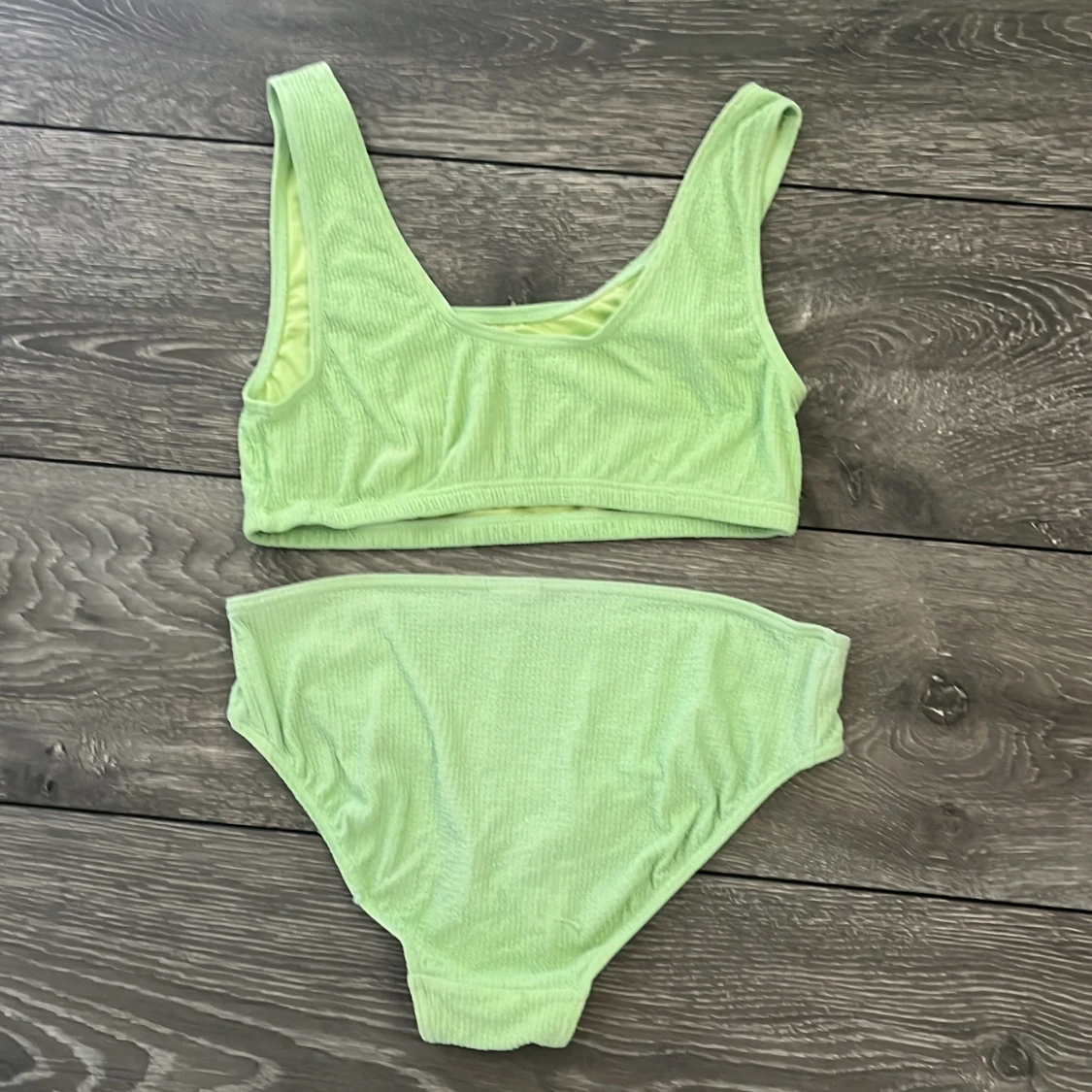 Ljusgrön bikini med sportig topp - 1