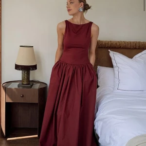 !!!Söker!!l vinröd Lydia tomilsson klänning från Nakd - Söker denna klänning från NAKD lydia tomilsson i storlek m. Hör av dog så kommer vi överens om ett pris.