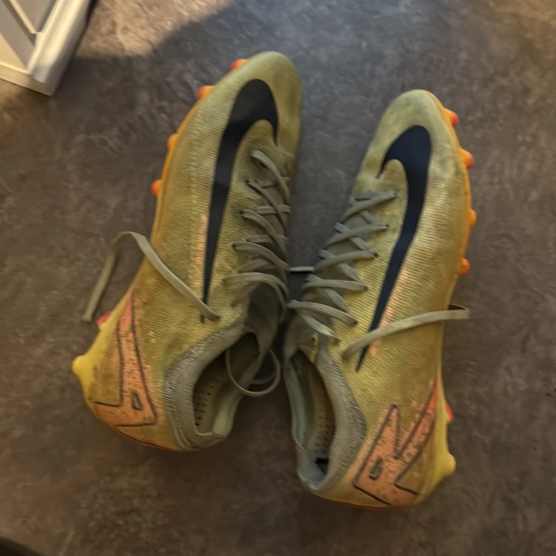 Gula Nike fotbollsskor med svarta detaljer smutsiga men är väldigt sköna skor modell är PRO och är i storlek 42,5  - 4