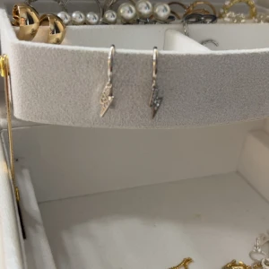 Silverörhängen med blixtmotiv - Säljer ett par snygga örhängen i silverfärg med blixtformade hängen. Perfekta för dig som vill ha en cool detalj till din look. Små och lätta att bära, passar till många stilar.