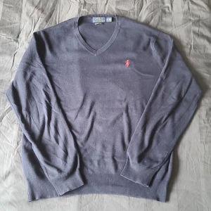 Polo Ralph Lauren V-neck - Tja säljer min Ralph lauren tröja då jag inte använder den lika mycket längre, Den är i väldigt bra skick 9/10 Skriv om ni är intresserade. PRISET ÄR INTE HUGGET I STEN!