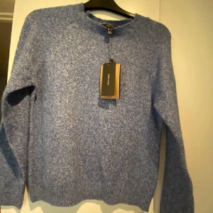 Stickad tröja Vero Moda XS blå & brun - Tre stickade tröjor från Vero Moda i storlek XS. En i ljusblått, en i melerad blå och en i melerad brun. Alla har rund halsringning, ribbade muddar och lång ärm. Vill sälja tillsammans storlek xs och s