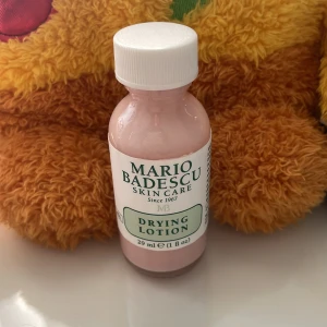 Mario Badescu Drying Lotion 29ml - Mario Badescu Drying lotion används för punktbehandling av blemmor. Perfekt för snabb behandling av finnar.  Ordinariepris: 231kr