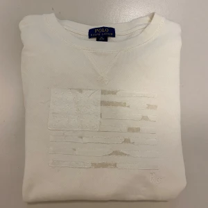 Vintage Ralph Lauren tröja - Vintage Vit polo Ralph Lauren flagg crewneck //  Mycket bra skick //  Storlek XL barn men passar herr S //  Skriv vid minsta fråga eller fundering💯🤝