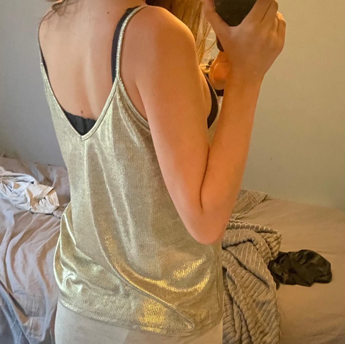 Glittrig guld linnetopp med v-ringning - 1