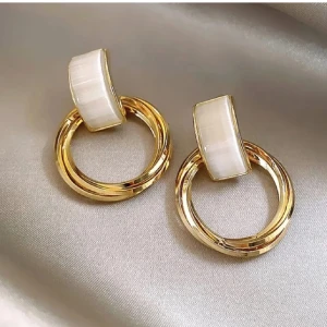 guldiga örhängen - Stilrena örhängen i guld med rund form och en snygg vit detalj upptill. Helt nya, 14k guld