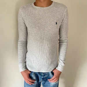Ralph Lauren tröja - Ralph lauren tröja i riktigt fint skick! Jag på bilden är 180cm men passar nog ännu bättre på lite kortare. Skriv vid minsta fundering!