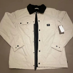 Oanvänd Vans mn drill chore  - Oanvänd mn drill chore fodrad jacka från Vans. Storlek S. Nypris ca 750kr. Pris 450kr eller bud