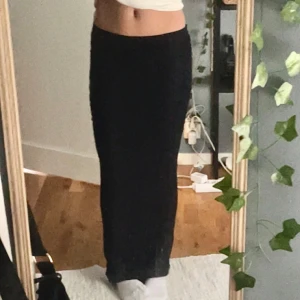 Långkjol. - Svart långkjol. Mycket bra skick, knappast använd. Storlek Xs. Osäker på märket.