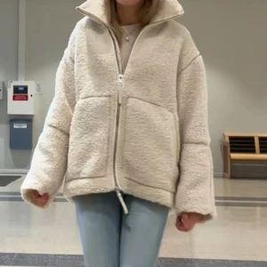 Beige teddyjacka - Mysig teddy jacka!! Köpt för 850kr💕💕💕