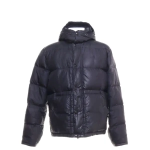 Ralph Lauren jacka svart - Svart pufferjacka från Polo Ralph Lauren med huva och stora quiltade partier. Jackan har dragkedja och knappar framtill, samt två fickor. Perfekt för kalla dagar när du vill hålla stilen och värmen. Helt mörkblå limiterad version av fjolårets populäraste jacka för grymt pris! 🙌🔥