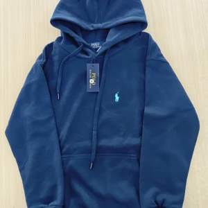 Mörkblå hoodie från Polo Ralph Lauren - Helt ny polo tröja, aldrig använd, Storlek L men känns som M 