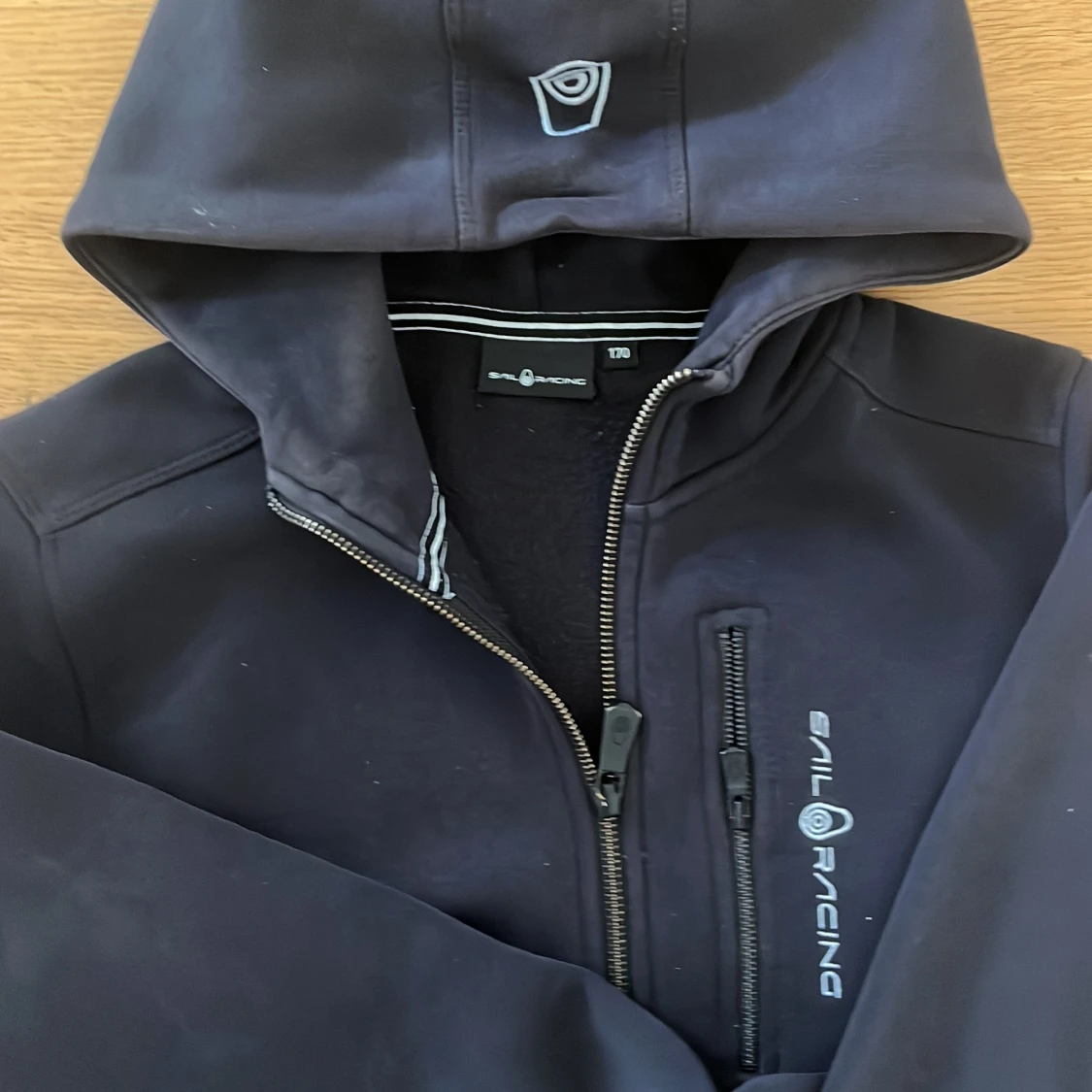 Svart hoodie från sail racing - 1