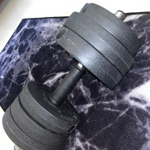 Hantel - Jag själv har köpt de för 110kr men har aldrig använt.                                                           Vikter:1.25kg 4st ,    2.5kg 2st.                        Bilderna visar ett set med justerbara hantlar och viktskivor i olika storlekar, perfekta för hemmaträning. Med greppvänliga handtag och smidiga lås kan du enkelt anpassa vikten efter din nivå. Perfekt för dig som vill bygga styrka och träna flexibelt hemma.