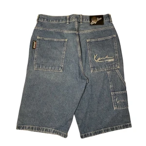 Karl Kani Jorts - Karl Kani jorts i storlek W36. Mått: ytterbenslängd - 69 cm, midjemått - 44 cm, benöppning - 32 cm. Skriv för fler bilder och frågor!