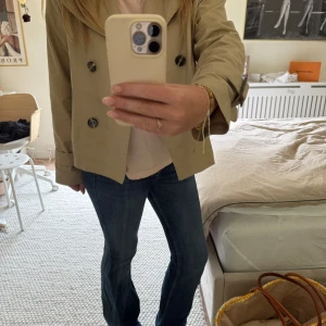 Hollister Low waist - Snygga jeans från Hollister. Jag har själv sytt dom ut i sidorna. Men dom är jätte snygga ändå. Storlek 27/31