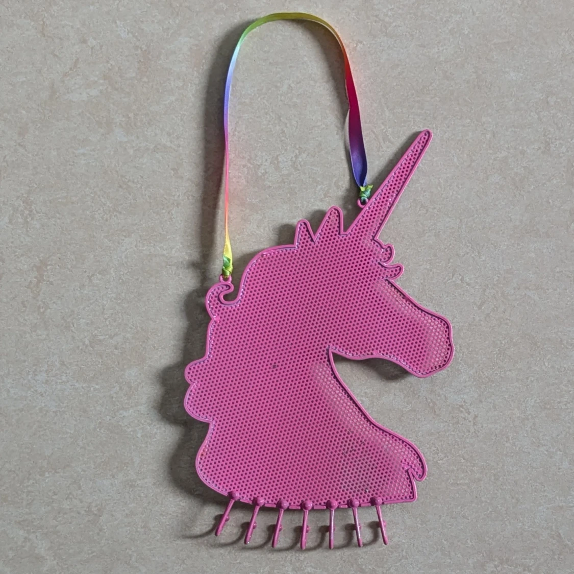 Regnbågsfärgad enhörning med flera krokar - 3