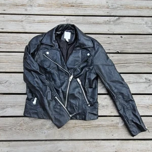Skinnjacka  - Snygg skinnjacka från H&M i svart. Storlek XS/S – passar båda. Använd några få gånger, i toppskick och känns som ny! Perfekt till allt från jeans till klänning.
