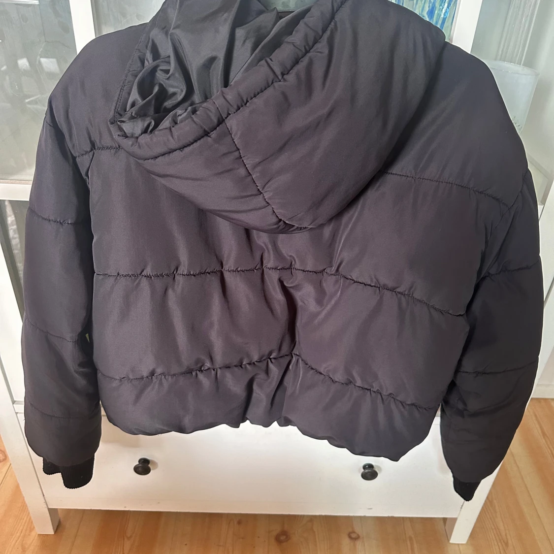 Svart pufferjacka från Monki med huva - 1