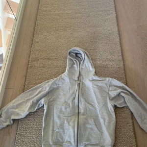 Ljusgrå hoodie med dragkedja - Ljusgrå hoodie med zip från arket!