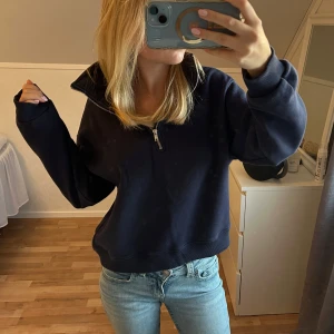 Marinblå half zip tröja Gina Tricot - Säljer en marinblå tröja från Gina Tricot i storlek XS. Tröjan har en cool half zip-dragkedja och hög krage, med loose passform och långa ärmar. Perfekt för chill dagar och enkel att matcha med jeans. Mjuk insida i bomullsmix.