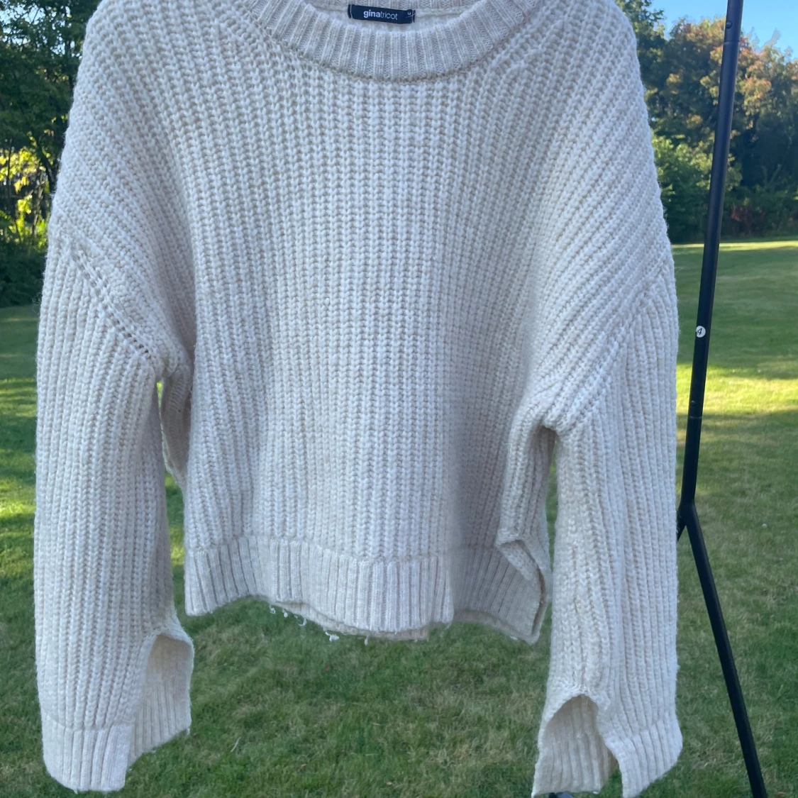 Beige stickad tröja från Gina Tricot