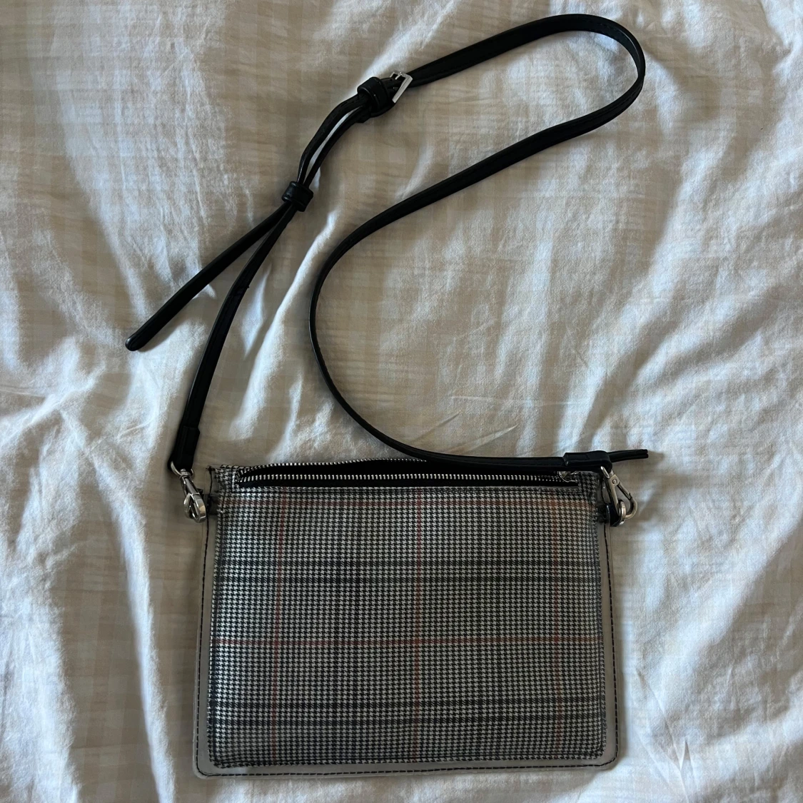 Rutig axelväska med dragkedja