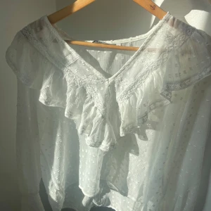 Vit blus  - Jättegullig vit genomskinlig blus från Only i strl M🩷 Blusen är nästan helt ny och kom till användning vid endast ett tillfälle, blusen passar både S och M🥰                                              Nypris : 359kr                                                           Pris går att sänka! <3