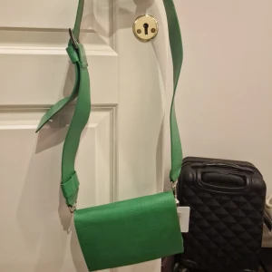 Grön handväska - Enkel och fin handväska som kan användas vardagligen, har aldriga andvänts och price tag är fortfarande kvar . Pris kan diskuteras, Från carin wester