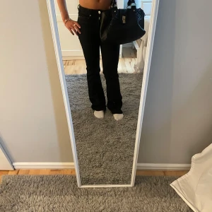 Svarta bootcut jeans storlek 152 - Säljer ett par svarta jeans från Lab Industries i storlek 152. De är bootcut. Snygg passform och enkla att styla. Jag är ungefär 152 som referens.                                              Innerbenslängd: cirka 70 cm                                                 Midjemått: cirka 32 cm platt                                                                Hör av er om ni har några frågor❤️