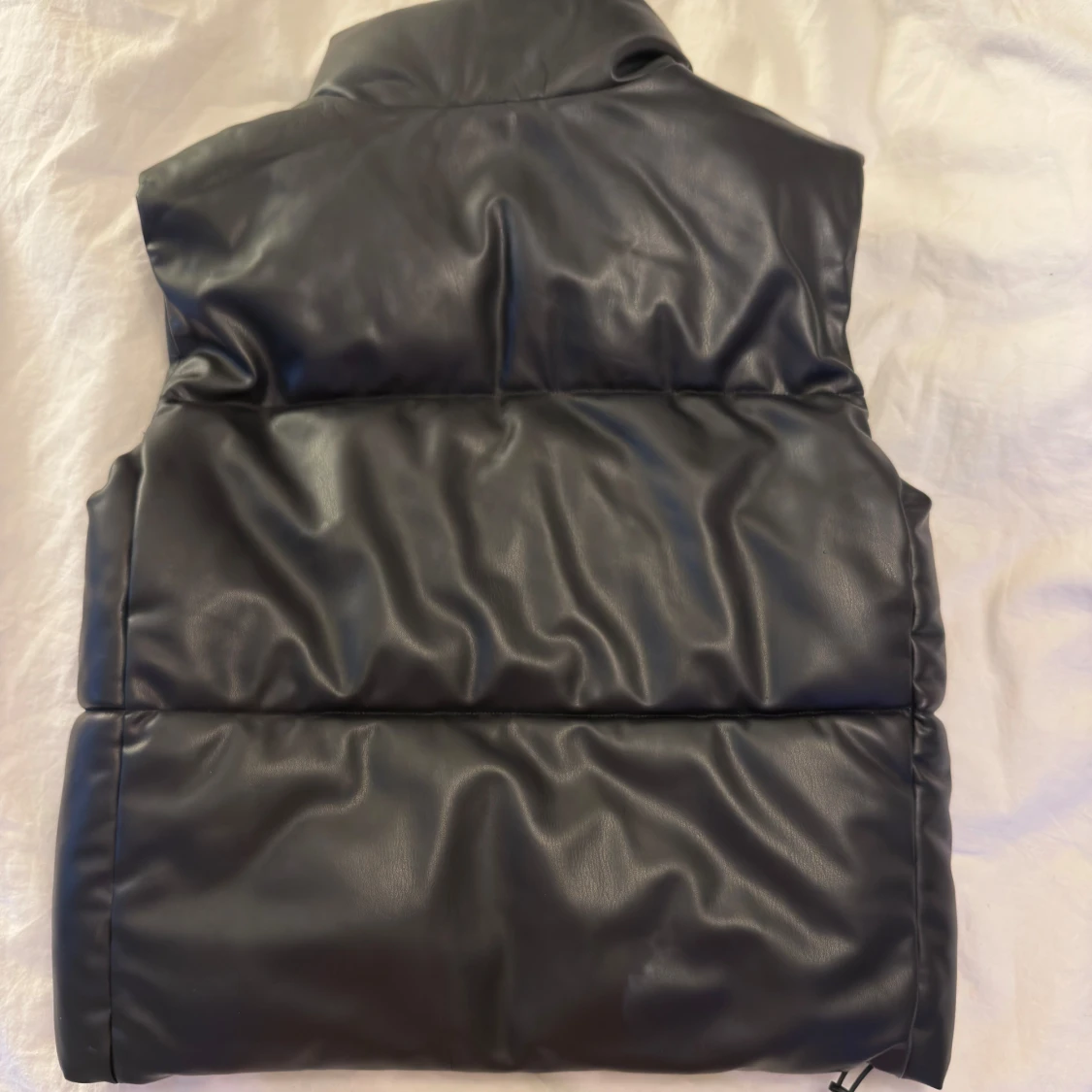 Svart dunväst i skinnimitation - 1