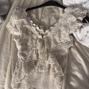 Blus  - Blus från Zara säljes, oanvänd med pris lapp kvar, nypris 330kr 