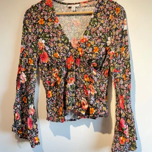 Blommig blus från Topshop - Supersöt blommig blus från Topshop. Har används endast en gång💞