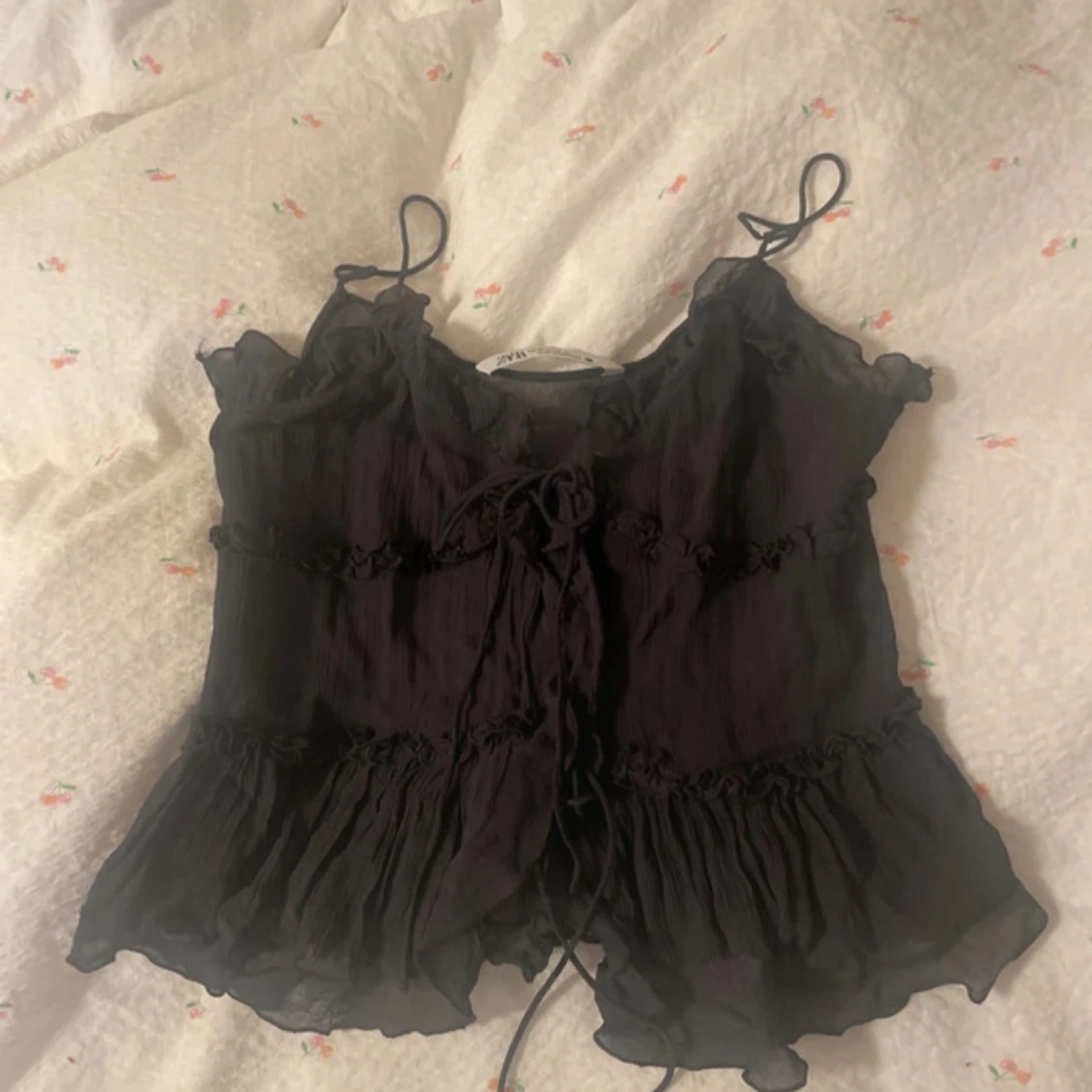 Svart volangig snörad topp från Zara