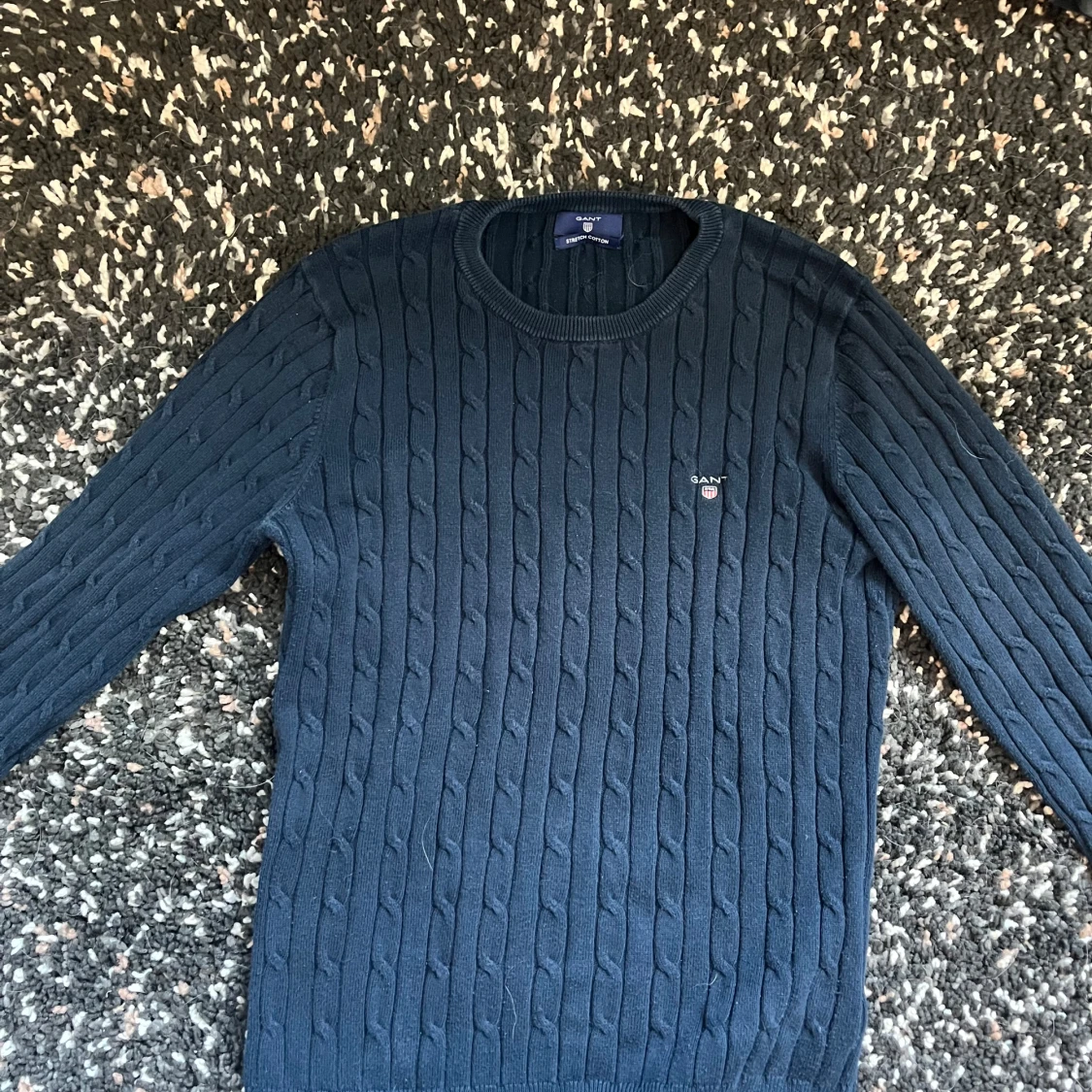 Mörkblå kabelstickad tröja GANT - 1