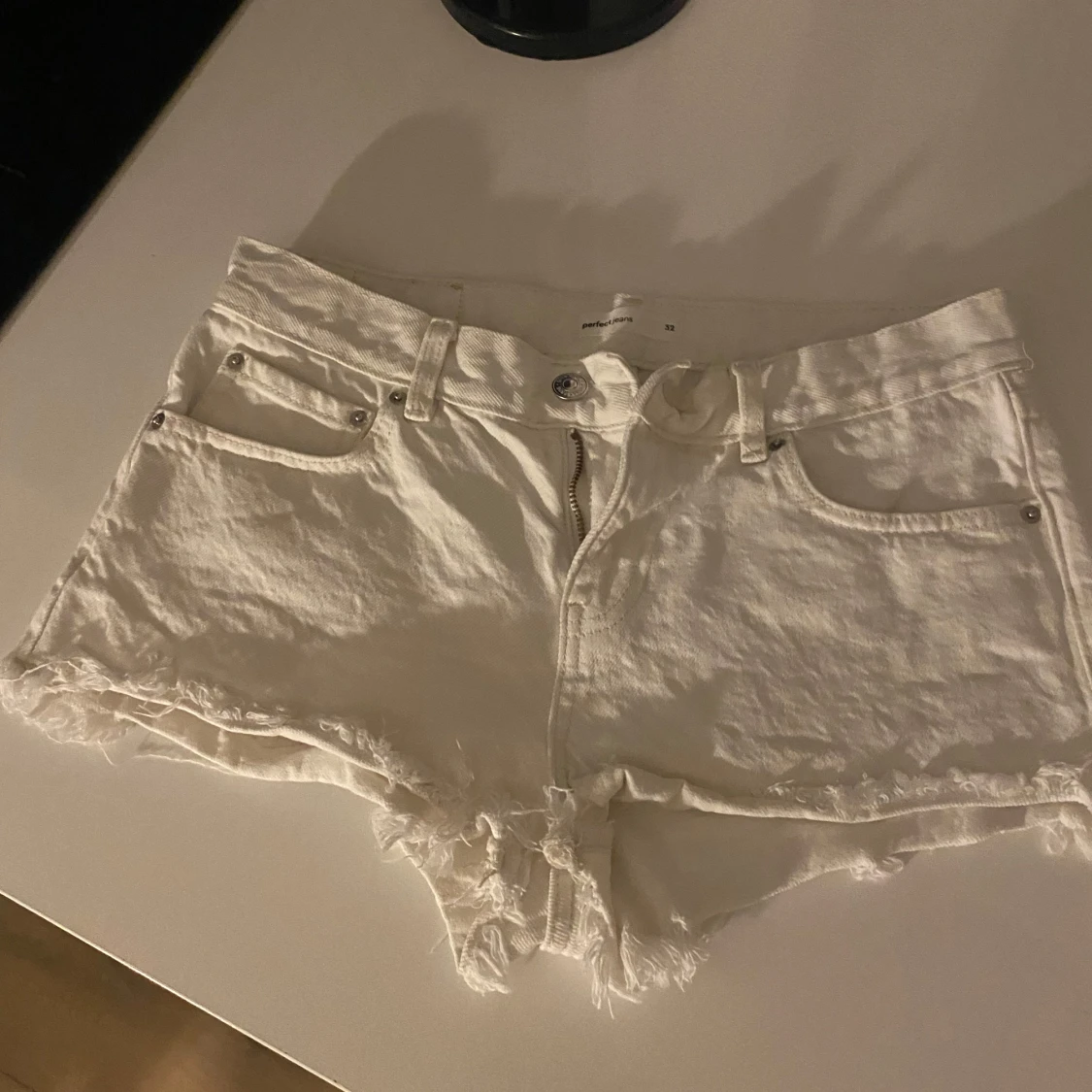 Vita låg midjade jeansshorts 