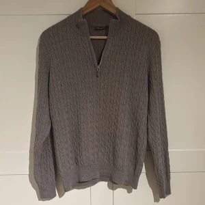 Stenström tröja med half zip - Säljer denna snygga kabelstickad tröja från Stenströms med half zip framtill. Storleken på den är S. Kan gå ner i priser vid en snabb deal. Vid frågor eller funderingar så är det bara att höra av sig! 