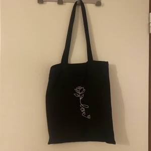 Tote bag med ros tryck - En svart tote bag med ros tryck💋