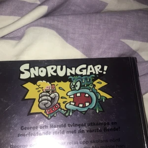 Kapten Kalsong och den stora, stygga striden mot robotsnorgubben del 1: Alla snorkråkors slemmiga natt - En galet rolig och snorig bok med massor av slemmig action, snorig skräck och geggiga garv! Följ Kapten Kalsong och hans vänner i en fartfylld kamp mot robotsnorgubben. Perfekt för dig som gillar humor och äventyr!