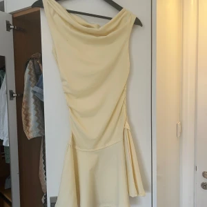 Gul klänning zara - Så fin gul klänning från Zara🩷 i strl s☺️