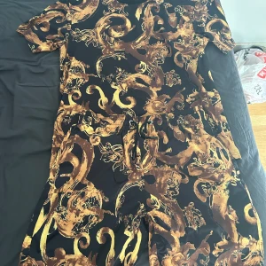 Tshirt och shorts set - Säljer tshirt och shorts set. Helt oanvända och kvaliten är perfekt. 500kr om man köper båda, 300kr styck om man köper en