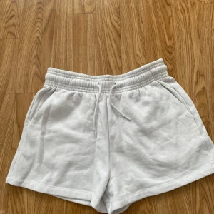 Vita shorts från Lager 157 - Storlek XS. Helt fläckfria! Behöver strykas. Bara provade 1-2 gånger. Tog plats i garderoben. 