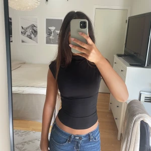 Svart topp - Säljer denna jättefina topp från Gina då den tyvärr inte kommer till användning längre. Använd men fortfarande i bra skick!🌸