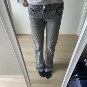 Grå bootcut jeans från Gina Tricot - Snygga grå jeans från Gina Tricot i bootcut-modell. Jeansen har klassiska fickor fram och bak med lock på bakfickorna. De är i ett mjukt denimtyg och har en normal passform. Perfekta för dig som gillar en avslappnad men trendig look. Använt många gånger så dem har blivit utöjda men dem är jätte sköna. Köpte dem för 350 säljer för 50 kr.