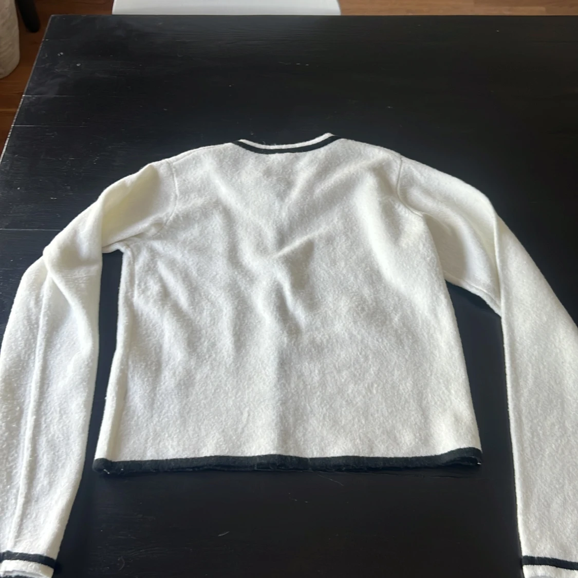 Vit kofta med svarta detaljer från Nelly - 1