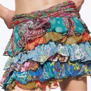 Zarakjol med volanger - Säljer denna slutsålda superfina kjolen från Zara, nypris 700kr och väldigt sparsamt använd. Storlek xs, men passar mig som vanligtvis har storlek S. Pris kan diskuteras.🩷