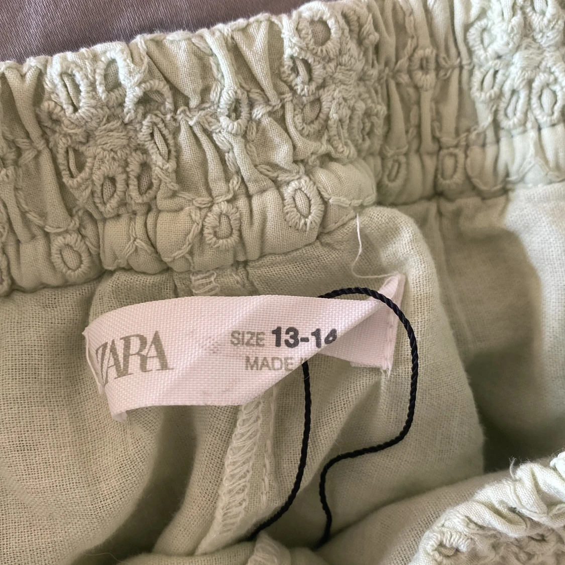 Ljusgrön broderad kjol från Zara - 1